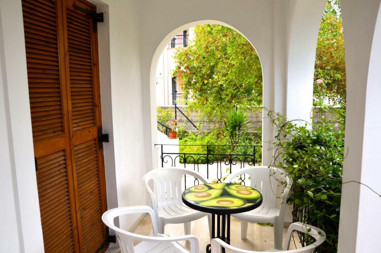 Kostas' Garden Apartment *